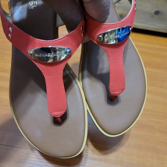 Michael Kors Sea Coral Thong Plate Sandals - Picture 5 of 7
